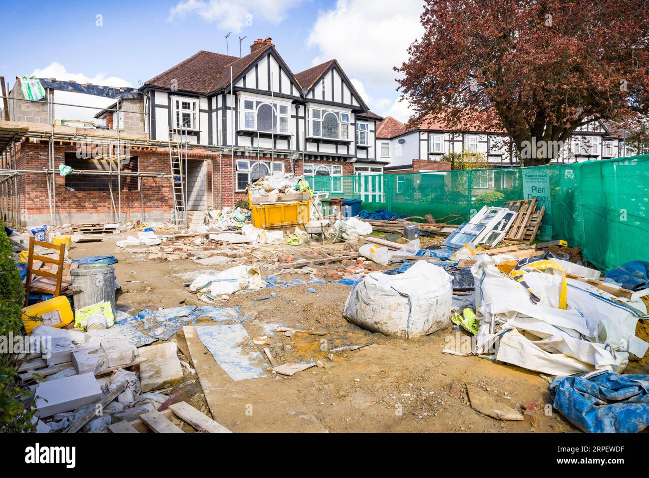 LONDRES, Royaume-Uni - 11 avril 2023. Construction d'une extension à une maison jumelée dans la banlieue de Londres. Banque D'Images