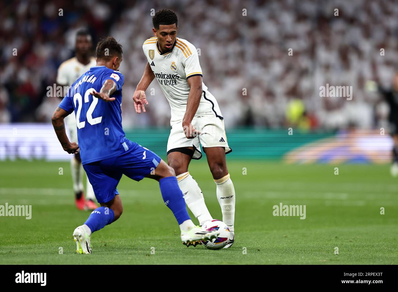 Jude Bellingham du Real Madrid CF et Damian Suarez de Getafe CF se battent pour le ballon lors du match de la Liga entre le Real Madrid CF et Getafe FC au stade Santiago Bernabeu le 3 septembre 2023 à Madrid Espagne . Banque D'Images