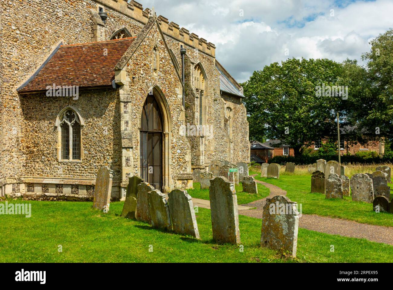 Porte d'entrée et pierres tombales à l'église de St Helen à Ranworth Norfolk Broads Angleterre Royaume-Uni une église du 14e siècle connue sous le nom de cathédrale des Broads. Banque D'Images