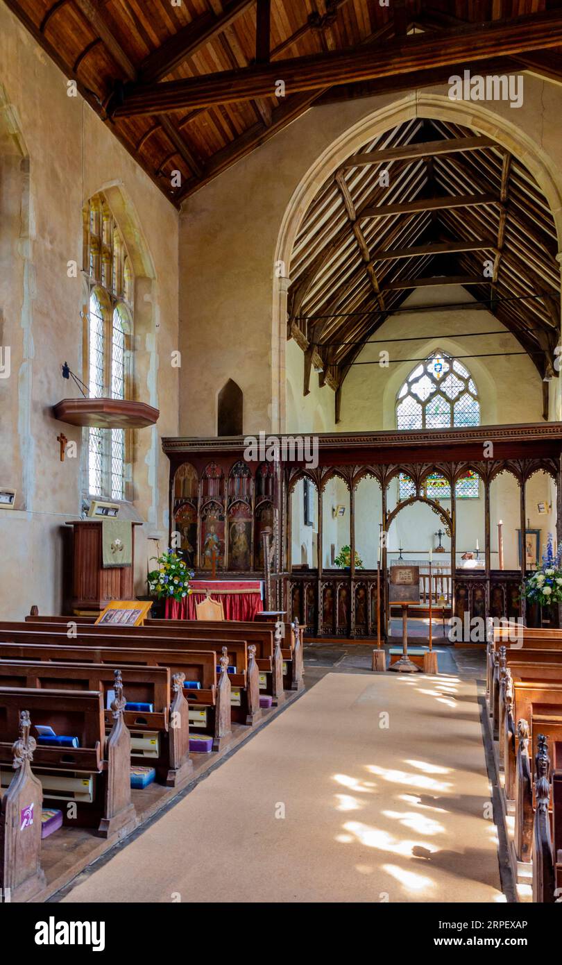 Vue de l'intérieur Oft he Eglise de St Helen à Ranworth Norfolk Broads Angleterre Royaume-Uni une église du 14e siècle avec un écran de toit peint médiéval. Banque D'Images
