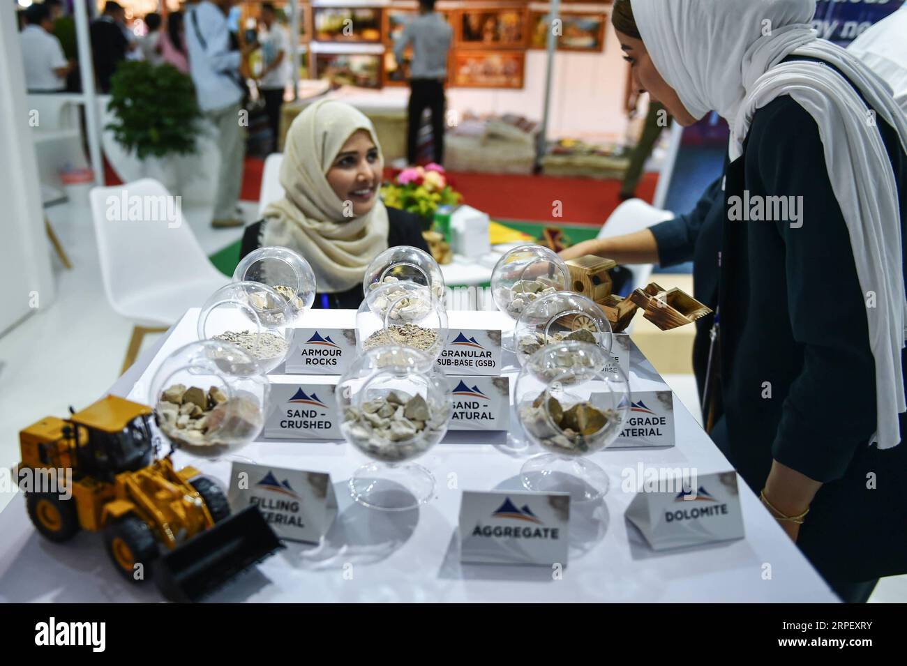 (190906) -- YINCHUAN, 6 septembre 2019 -- des membres du personnel d'une entreprise de carrières omanaise présentent des échantillons de minerai lors de la quatrième exposition Chine-États arabes à Yinchuan, dans la région autonome hui de Ningxia, au nord-ouest de la Chine, le 5 septembre 2019. Tenue à Yinchuan du 5 au 8 septembre, la quatrième exposition sino-arabe attire environ 12 600 participants de 2 900 organisations régionales, chambres de commerce, associations et entreprises de 89 pays. CHINA-NINGXIA-YINCHUAN-4E CHINE-ETATS ARABES EXPO-OPPORTUNITÉS D'AFFAIRES (CN) LIXMANGMANG PUBLICATIONXNOTXINXCHN Banque D'Images