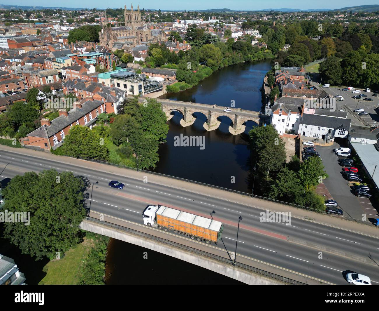 Vue aérienne d'un camion de poulets Avara Cargill traversant le pont Greyfriars ( route A49 ) au-dessus de la rivière Wye en septembre 2023 Banque D'Images