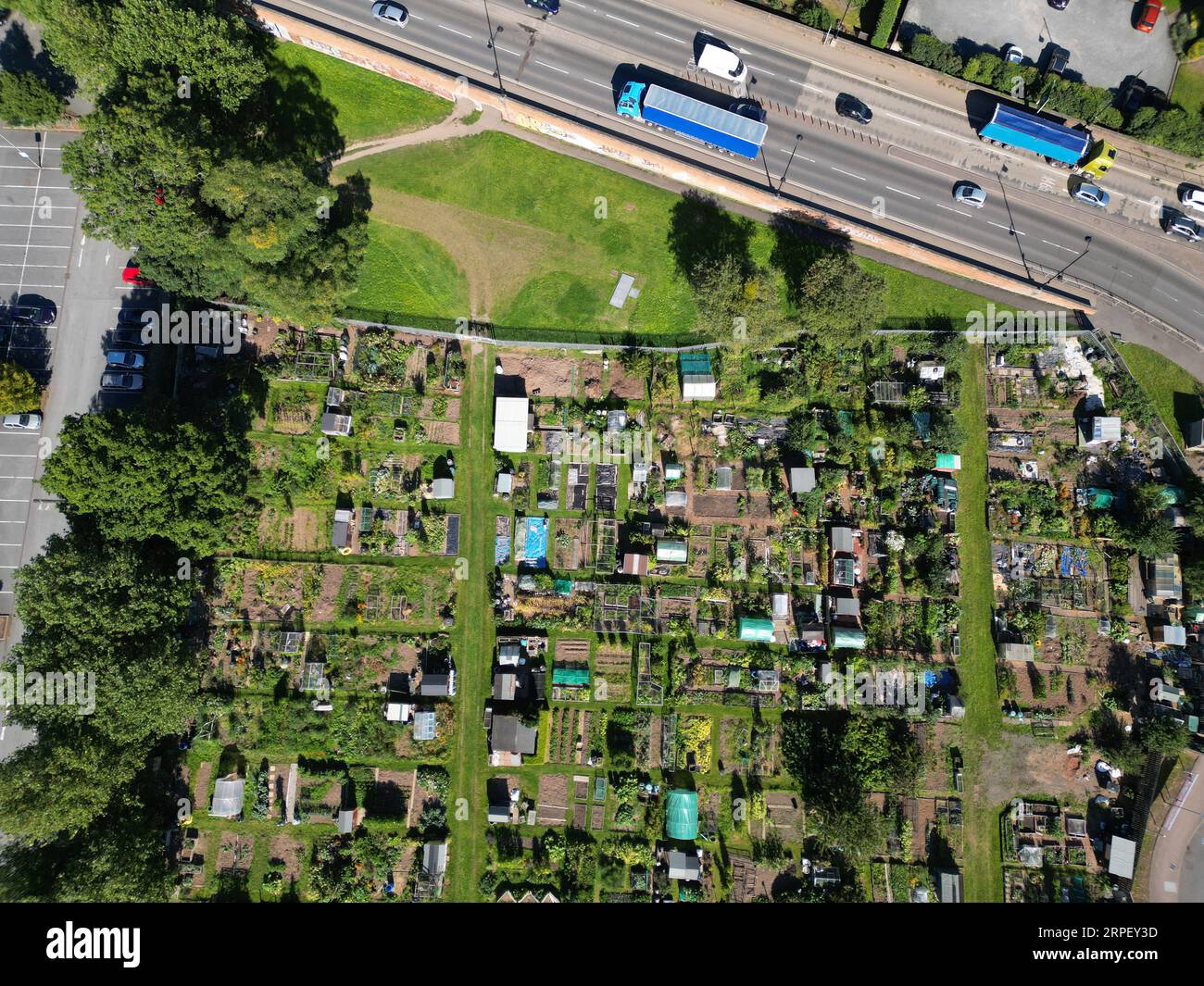 Vue aérienne du site du jardin de lotissement public montrant l'emplacement urbain à côté de l'achalandage A49 à Hereford Royaume-Uni prise en septembre 2023 Banque D'Images