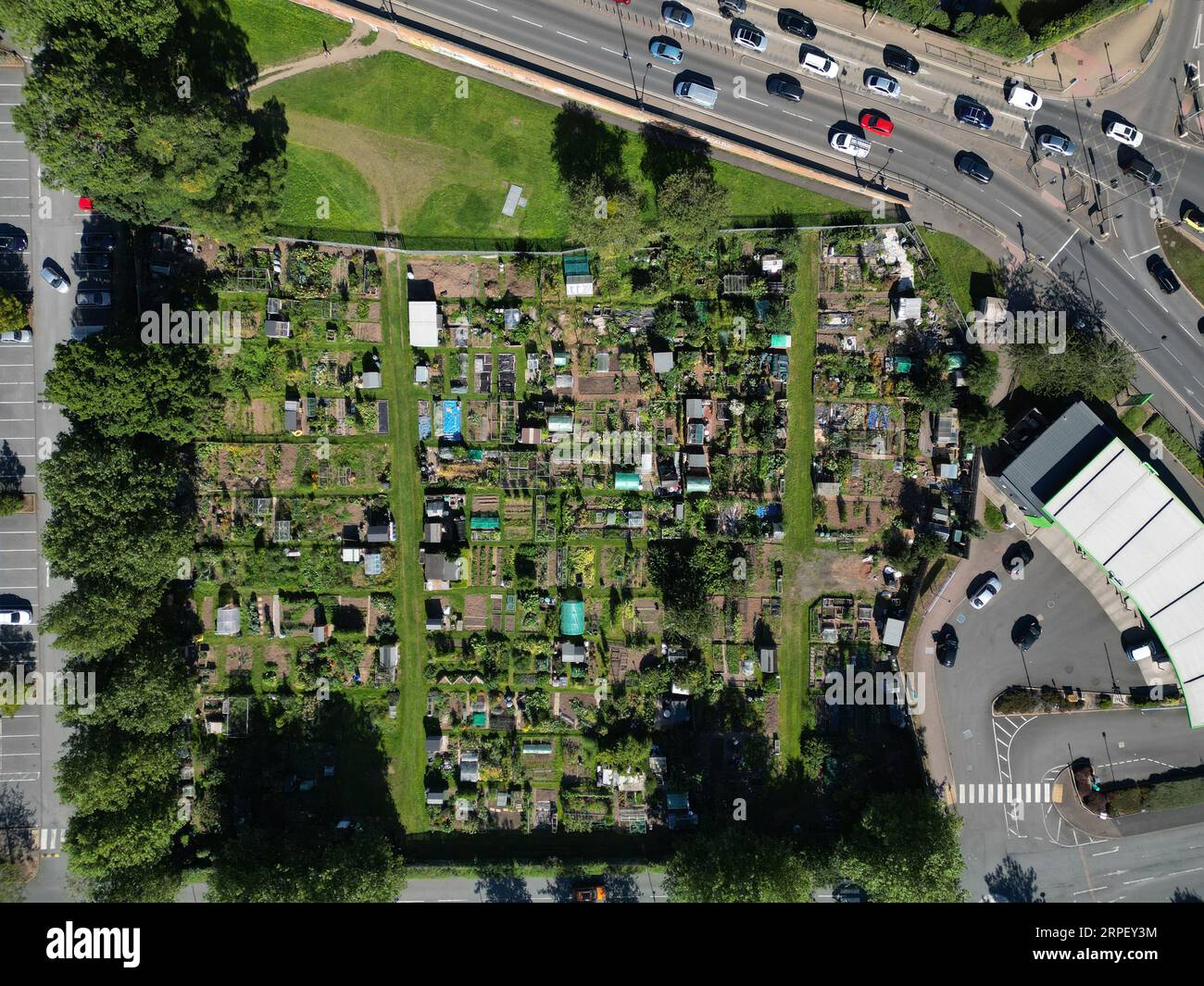 Vue aérienne du site du jardin de lotissement public montrant l'emplacement urbain à côté de l'achalandage A49 à Hereford Royaume-Uni prise en septembre 2023 Banque D'Images