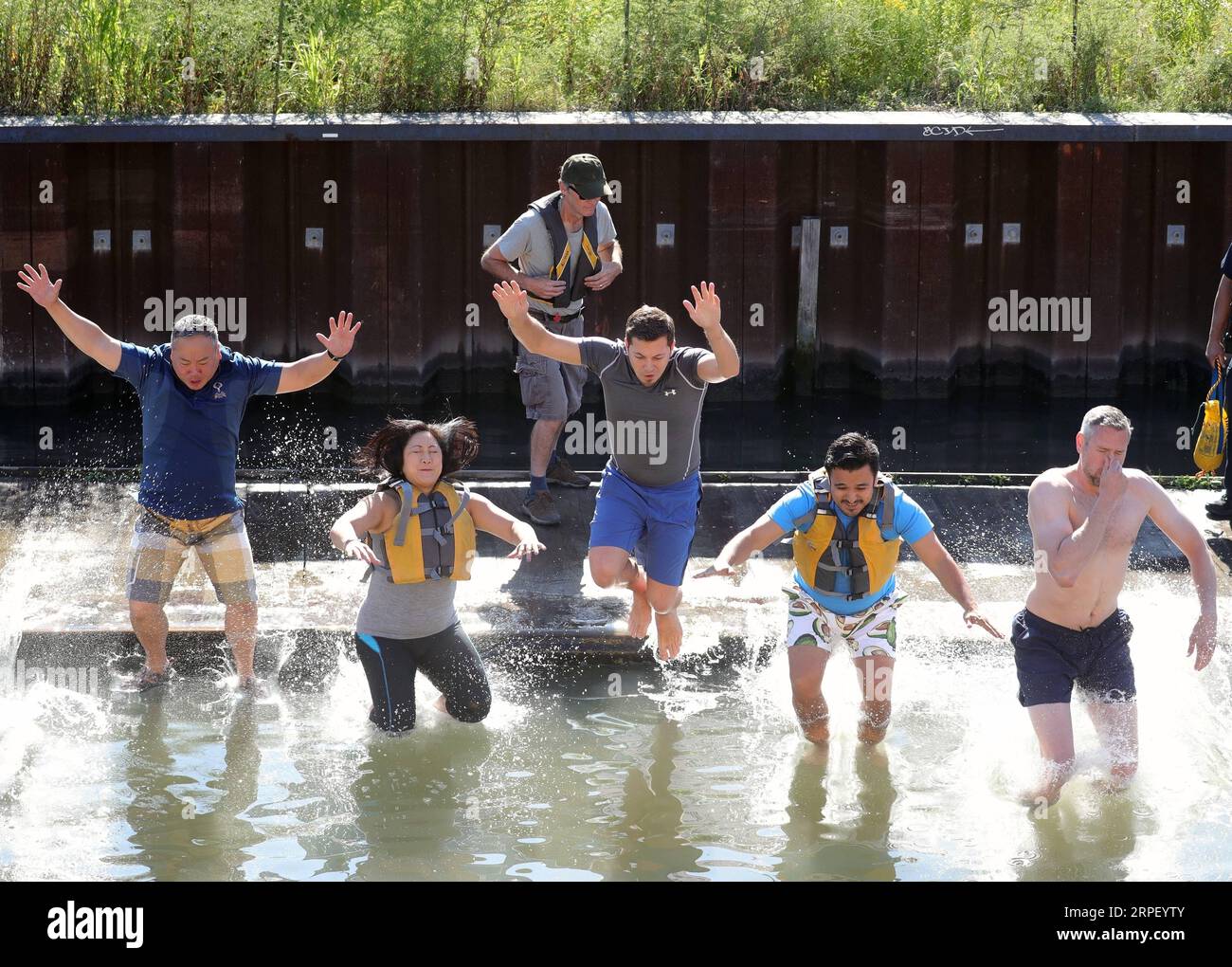 (190908) -- CHICAGO, 8 septembre 2019 -- des gens sautent dans la rivière Chicago pendant le Chicago River Revival Festival à Chicago, aux États-Unis, le 7 septembre 2019. Le Chicago River Revival Festival a eu lieu samedi au Ping Tom Memorial Park à Chinatown. L'événement débute par un Big Jump de plusieurs personnes dans la rivière Chicago pour attirer l'attention du public sur l'évolution de la qualité de l'eau. US-CHICAGO-CHICAGO RIVER REVIVAL FESTIVAL-BIG JUMP WANGXPING PUBLICATIONXNOTXINXCHN Banque D'Images