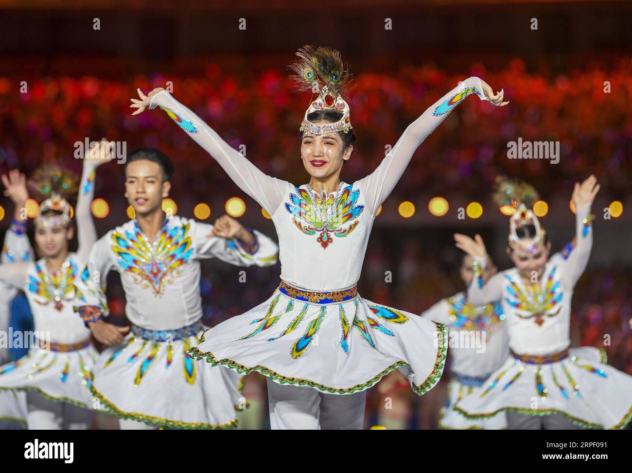 (190908) -- ZHENGZHOU, 8 septembre 2019 -- des danseurs se produisent lors de la cérémonie d'ouverture des 11e Jeux traditionnels nationaux des minorités ethniques de la République populaire de Chine à Zhengzhou, province du Henan, dans le centre de la Chine, le 8 septembre 2019.) (SP)CHINE-ZHENGZHOU-JEUX TRADITIONNELS NATIONAUX DES MINORITÉS ETHNIQUES-CÉRÉMONIE D'OUVERTURE (CN) ZHAOXGE PUBLICATIONXNOTXINXCHN Banque D'Images