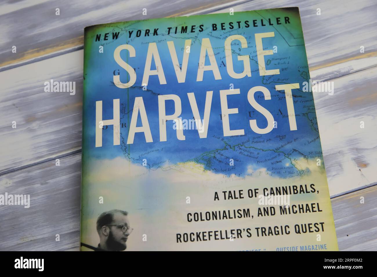 Viersen, Allemagne - juillet 9. 2023 : gros plan de la couverture du livre isolé Carl Hoffman Savage Harvest, un BEST-seller du New York Times Banque D'Images