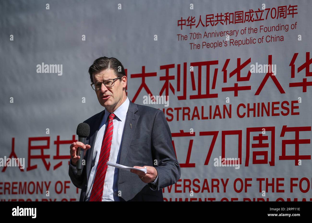 (190909) -- SYDNEY, le 9 septembre 2019 -- Jonathon O Dea, président de l'Assemblée législative de l'État de Nouvelle-Galles du Sud, prononce une allocution à l'occasion d'une célébration à Sydney, en Australie, le 8 septembre 2019. Des célébrations ont eu lieu ici dimanche pour marquer le 70e anniversaire de la fondation de la République populaire de Chine (RPC) et le 47e anniversaire de l établissement de relations diplomatiques entre la Chine et l Australie. AUSTRALIE-SYDNEY-CHINE-70E ANNIVERSAIRE-CÉLÉBRATIONS BAIXXUEFEI PUBLICATIONXNOTXINXCHN Banque D'Images