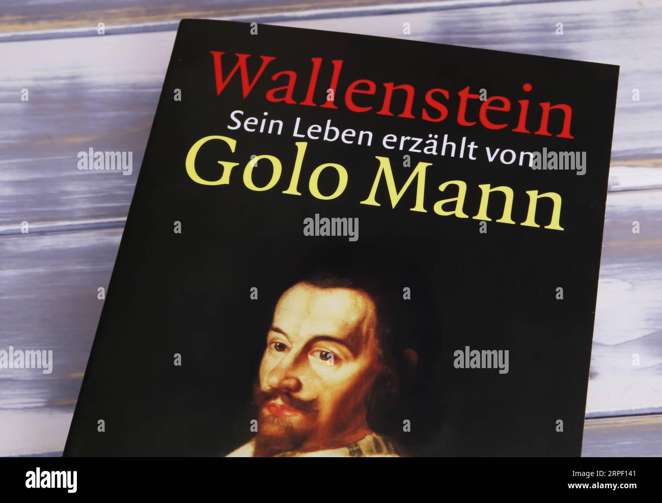 Viersen, Allemagne - juillet 9. 2023 : couverture de livre de Golo Mann sur l'histoire de Wallenstein, commandant militaire allemand pendant trente ans de guerre Banque D'Images