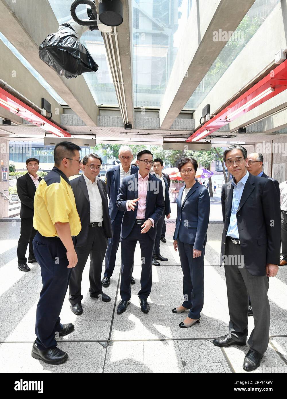 Hongkong, Carrie Lam besichtigt Schäden an Bahnstation (190909) -- HONG KONG, 9 septembre 2019 -- la directrice générale de la région administrative spéciale de Hong Kong (RASHK) de la Chine Carrie Lam (3rd R) examine les installations endommagées à la gare centrale de MTR dans le sud de la Chine, Hong Kong, 9 septembre 2019. Alors que les troubles entraient dans le troisième mois à Hong Kong, des émeutiers ont brisé dimanche des fenêtres, obstrué des escaliers mécaniques et vandalisé des installations à la gare centrale du Mass Transit Railway (MTR) avant de commencer l'incendie criminel à l'une des sorties, forçant la fermeture de la gare. Selon le MTR, au moins quatre statio Banque D'Images