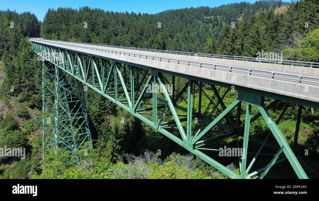 Photo aérienne par drone du pont Thomas Creek dans le Samuel H. Boardman Scenic Corridor sur la côte de l'Oregon. Banque D'Images