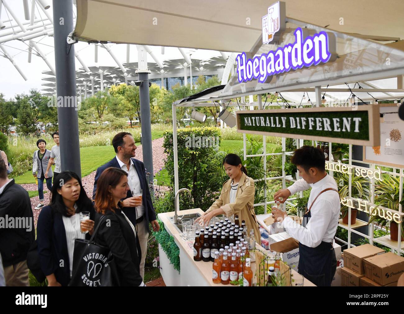 (190910) -- BEIJING, 10 septembre 2019 -- les visiteurs goûtent à la bière belge au jardin de Belgique à l'exposition internationale d'horticulture de Beijing à Beijing, capitale de la Chine, le 10 septembre 2019. La Journée de la Belgique a eu lieu mardi à l'exposition internationale d'horticulture de Beijing. ) CHINE-BEIJING-HORTICULTURE EXPO-BELGIQUE JOUR ZHANGXCHENLIN PUBLICATIONXNOTXINXCHN Banque D'Images