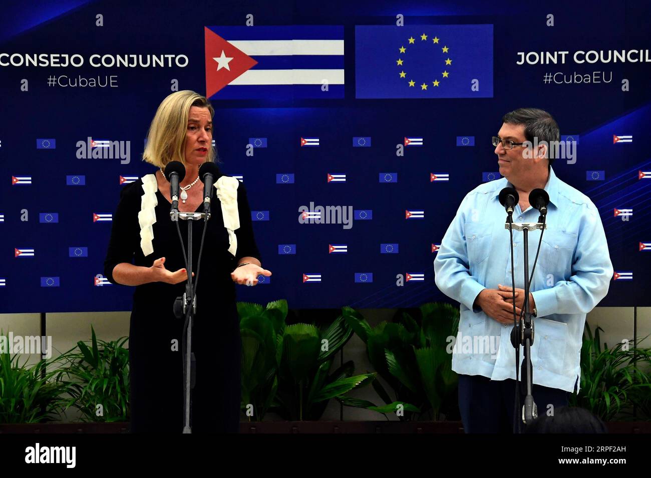 (190910) -- LA HAVANE, le 10 septembre 2019 -- la haute représentante de l'Union européenne (UE) pour les affaires étrangères et la politique de sécurité Federica Mogherini (L) et le ministre cubain des Affaires étrangères Bruno Rodriguez assistent à une conférence de presse après la deuxième réunion du Conseil conjoint UE-Cuba à la Havane, Cuba, le 9 septembre 2019. Mogherini a salué les discussions franches, ouvertes et constructives, et a réaffirmé le profond intérêt de l'UE pour la consolidation des liens avec la Havane lors de la conférence de presse. (Photo de /Xinhua) CUBA-LA HAVANE-UE-DEUXIÈME RÉUNION CONJOINTE DU CONSEIL JoaquinxHernandez PUBLICATIONxNOTxINxCHN Banque D'Images