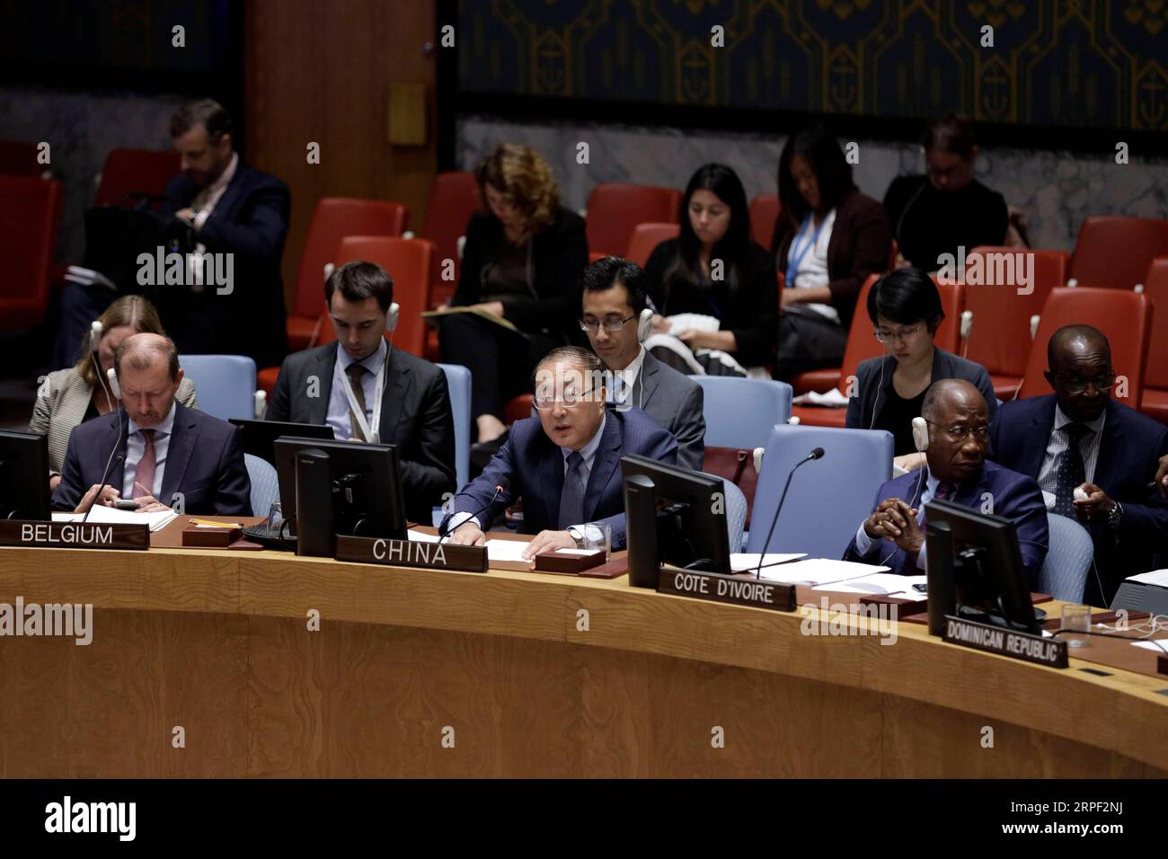 (190910) -- NATIONS UNIES, 10 septembre 2019 -- Zhang Jun (C, front), représentant permanent de la Chine auprès des Nations Unies, s'adresse à une réunion du Conseil de sécurité sur la situation en Afghanistan, au siège des Nations Unies à New York, le 10 septembre 2019. Zhang Jun a appelé mardi à aider l'Afghanistan à renforcer ses capacités en matière de sécurité alors que la situation sécuritaire dans le pays reste faible. ONU-CONSEIL DE SÉCURITÉ-AFGHANISTAN-ENVOYÉ CHINOIS LIXMUZI PUBLICATIONXNOTXINXCHN Banque D'Images