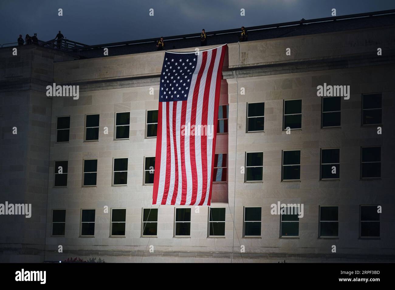 (190911) -- WASHINGTON, 11 septembre 2019 -- le drapeau américain est déployé au lever du soleil lors d'une cérémonie marquant le 18e anniversaire des attentats terroristes du 9/11 septembre au Pentagone, aux États-Unis, le 11 septembre 2019.) US-ARLINGTON-PENTAGON-9/11-ANNIVERSARY LiuxJie PUBLICATIONxNOTxINxCHN Banque D'Images