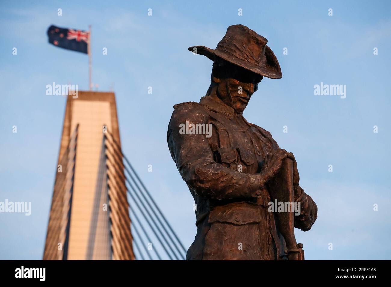 (190912) -- SYDNEY, 12 septembre 2019 -- une photo prise le 10 septembre 2019 montre une statue d'un soldat australien près du pont Anzac à Sydney, en Australie. L'Anzac Bridge est situé dans le port de Sydney. Le nom original du pont est Glebe Island Bridge . En 1998, le gouvernement de la Nouvelle-Galles du Sud a renommé le pont Anzac (abréviation de Australian and New Zealand Army corps) Bridge en mémoire des soldats australiens et néo-zélandais morts lors de la bataille de Gallipoli. PONT AUSTRALIE-SYDNEY-ANZAC BaixXuefei PUBLICATIONxNOTxINxCHN Banque D'Images