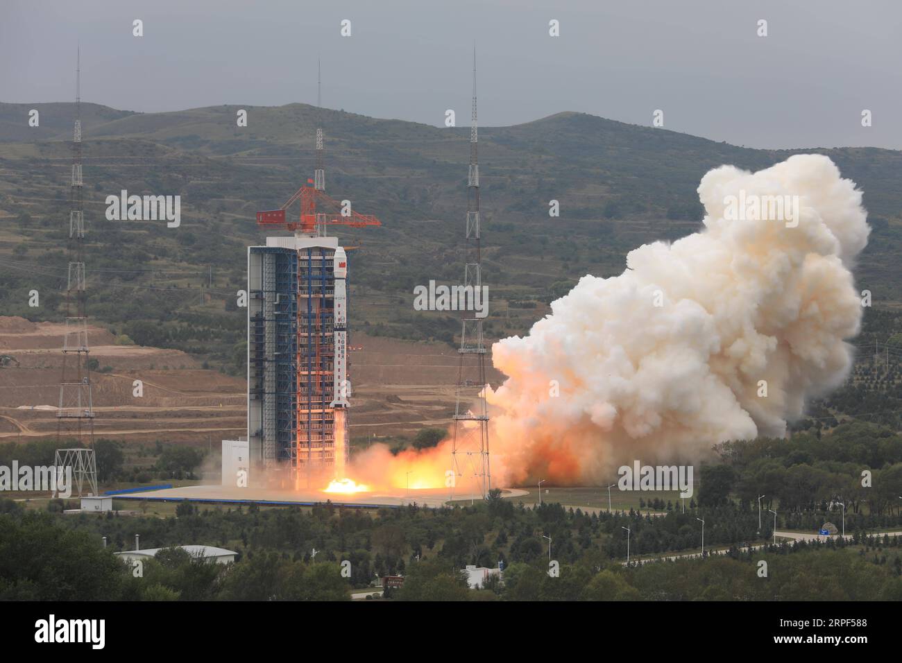 (190913) -- BEIJING, 13 septembre 2019 -- Une fusée longue March-4B transportant le satellite de ressources ZY-1 02D et deux petits satellites explosent du centre de lancement de satellites de Taiyuan à Taiyuan, dans la province du Shanxi du nord de la Chine, le 12 septembre 2019. La Chine a envoyé jeudi un satellite de ressources et deux petits satellites sur des orbites prévues depuis le centre de lancement de satellites de Taiyuan, dans la province du Shanxi, au nord de la Chine. Ils ont été lancés sur une fusée long March-4B à 11:26 heures du matin jeudi heure de Pékin. Le satellite de ressources, ZY-1 02D, est développé par l'Académie chinoise des technologies spatiales (CAST) et Banque D'Images