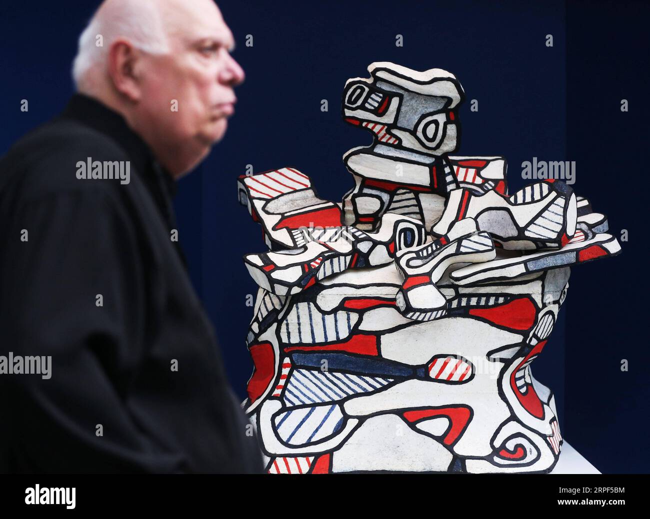 (190913) -- PARIS, le 13 septembre 2019 -- Un homme visite une avant-première de la Biennale Paris 2019 au Grand Palais à Paris, France, le 12 septembre 2019. La 31e édition de la Biennale Paris a débuté vendredi au Grand Palais à Paris. Cette année, l exposition a attiré plus de 70 exposants montrant leurs meubles anciens, bijoux, peintures, horloges, montres, etc. ) FRANCE-PARIS-LA BIENNALE PARIS GaoxJing PUBLICATIONxNOTxINxCHN Banque D'Images