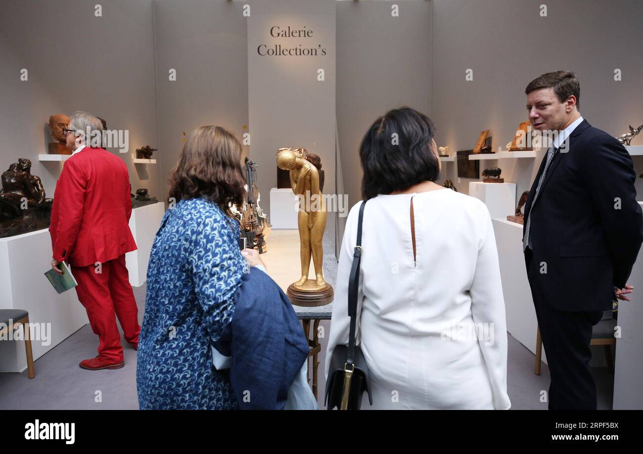 (190913) -- PARIS, 13 septembre 2019 -- visite d'une exposition de la Biennale Paris 2019 au Grand Palais à Paris, France, 12 septembre 2019. La 31e édition de la Biennale Paris a débuté vendredi au Grand Palais à Paris. Cette année, l exposition a attiré plus de 70 exposants montrant leurs meubles anciens, bijoux, peintures, horloges, montres, etc. ) FRANCE-PARIS-LA BIENNALE PARIS GaoxJing PUBLICATIONxNOTxINxCHN Banque D'Images