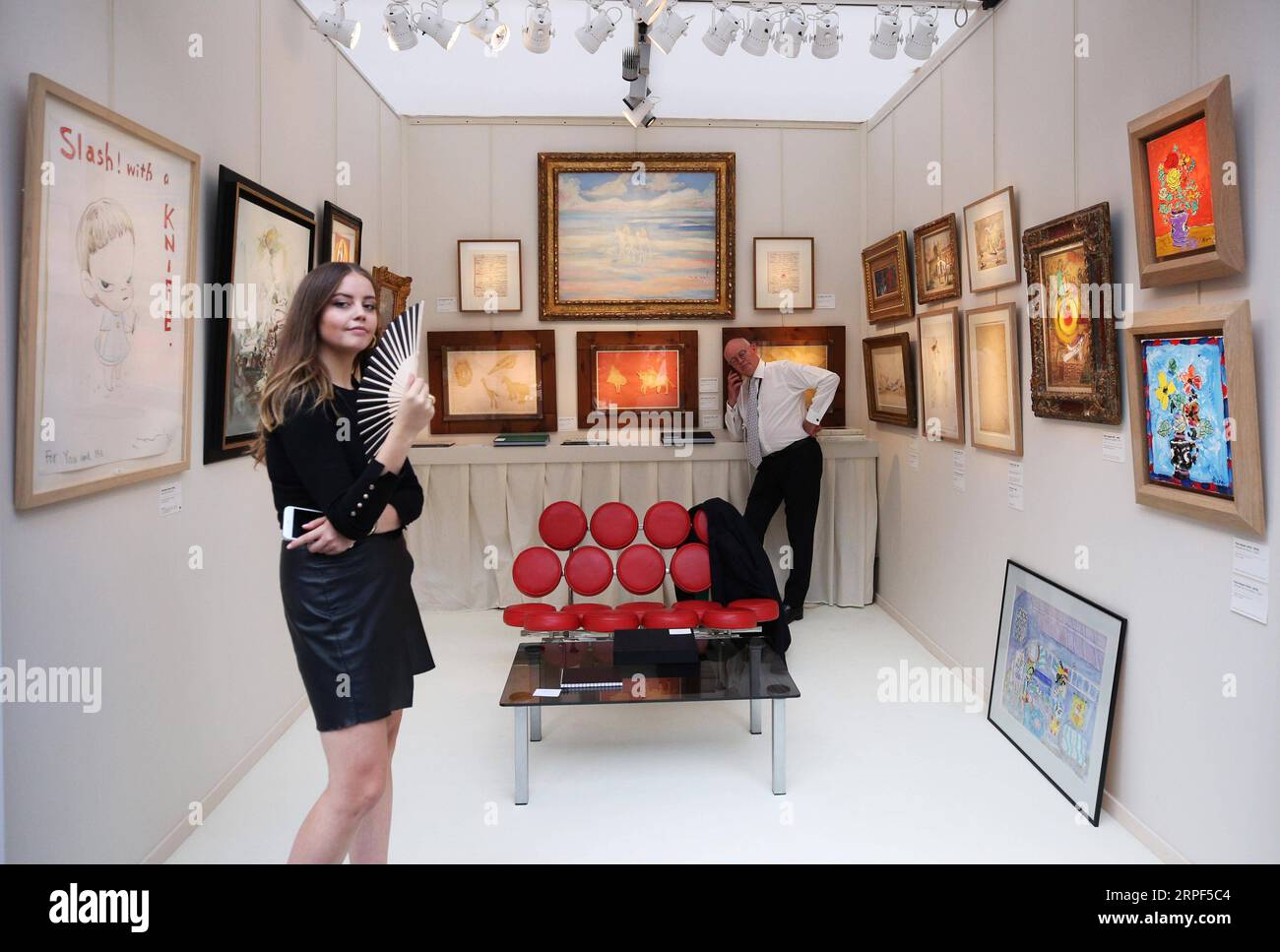 (190913) -- PARIS, 13 septembre 2019 -- les exposants se préparent pour la Biennale Paris 2019 au Grand Palais à Paris, France, 12 septembre 2019. La 31e édition de la Biennale Paris a débuté vendredi au Grand Palais à Paris. Cette année, l exposition a attiré plus de 70 exposants montrant leurs meubles anciens, bijoux, peintures, horloges, montres, etc. ) FRANCE-PARIS-LA BIENNALE PARIS GaoxJing PUBLICATIONxNOTxINxCHN Banque D'Images