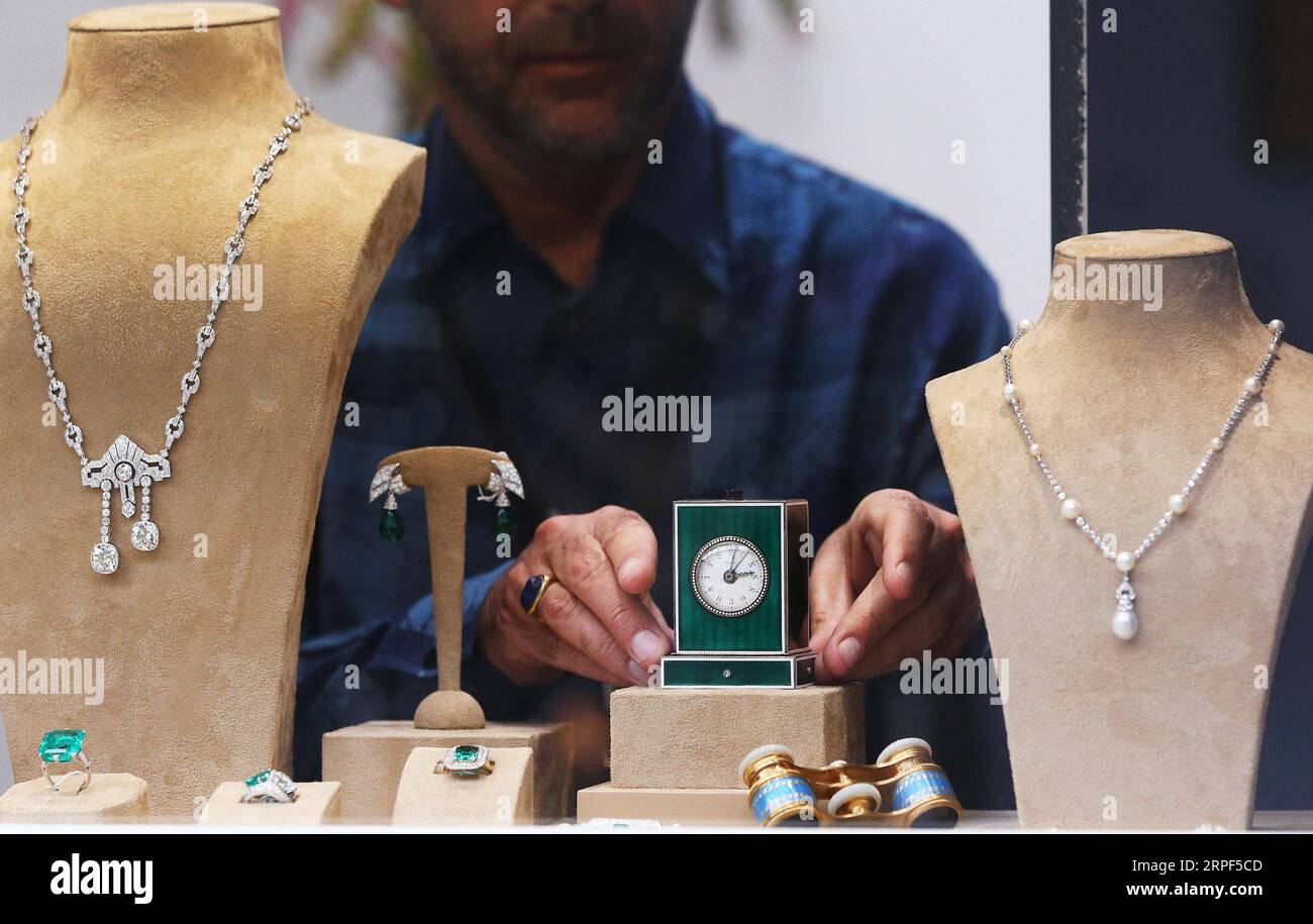 (190913) -- PARIS, 13 septembre 2019 -- un exposant expose des bijoux lors d'une présentation de la Biennale Paris 2019 au Grand Palais à Paris, France, le 12 septembre 2019. La 31e édition de la Biennale Paris a débuté vendredi au Grand Palais à Paris. Cette année, l exposition a attiré plus de 70 exposants montrant leurs meubles anciens, bijoux, peintures, horloges, montres, etc. ) FRANCE-PARIS-LA BIENNALE PARIS GaoxJing PUBLICATIONxNOTxINxCHN Banque D'Images