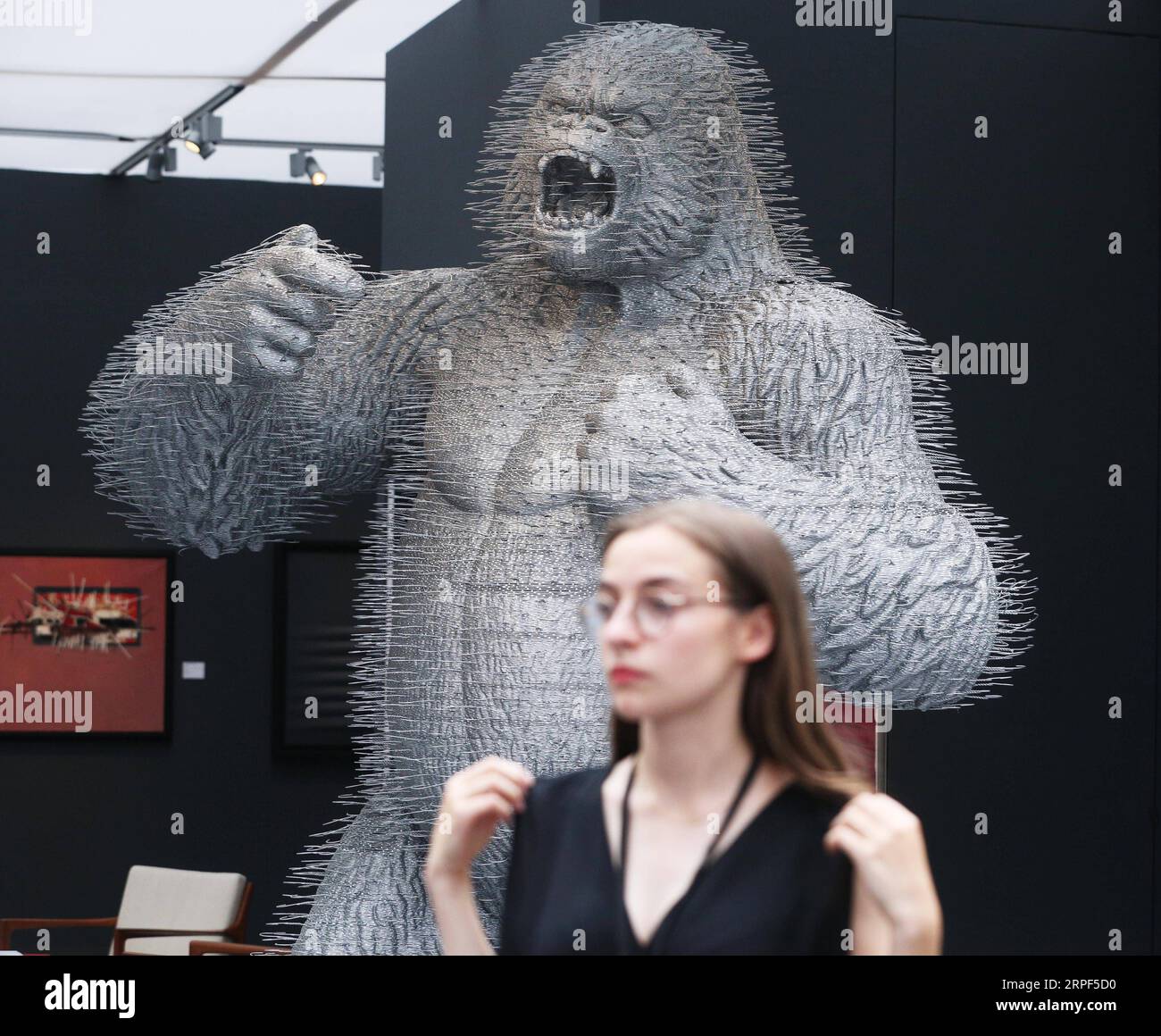 (190913) -- PARIS, le 13 septembre 2019 -- Une femme visite une avant-première de la Biennale Paris 2019 au Grand Palais à Paris, France, le 12 septembre 2019. La 31e édition de la Biennale Paris a débuté vendredi au Grand Palais à Paris. Cette année, l exposition a attiré plus de 70 exposants montrant leurs meubles anciens, bijoux, peintures, horloges, montres, etc. ) FRANCE-PARIS-LA BIENNALE PARIS GaoxJing PUBLICATIONxNOTxINxCHN Banque D'Images