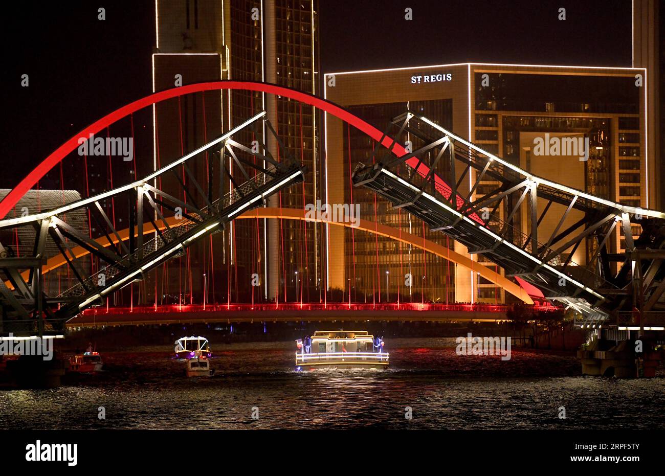 (190913) -- TIANJIN, 13 septembre 2019 -- Un bateau navigue devant le pont illuminé Jiefang sur la rivière Haihe à Tianjin, dans le nord de la Chine, le 13 septembre 2019. Un spectacle de lumière a été organisé ici pour célébrer le Festival de la mi-automne vendredi. ) CHINA-TIANJIN-LIGHT SHOW-MID-AUTOMNAL FESTIVAL (CN) YUEXYUEWEI PUBLICATIONXNOTXINXCHN Banque D'Images