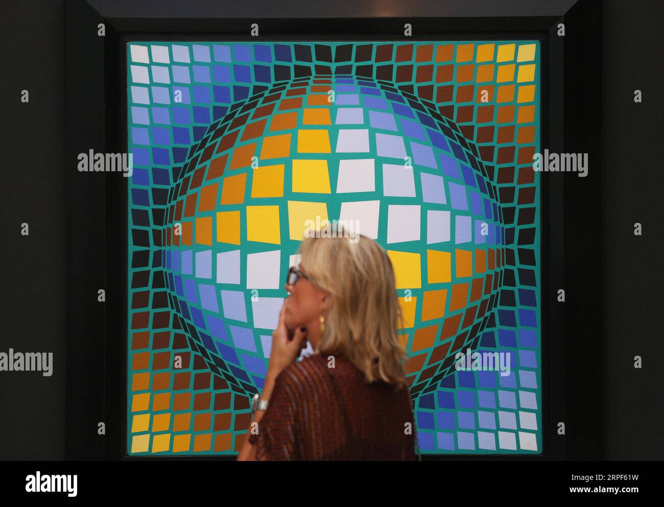 (190914) -- PÉKIN, 14 septembre 2019 -- Une femme visite une exposition en avant-première de la Biennale Paris 2019 au Grand Palais à Paris, France, 12 septembre 2019. La 31e édition de la Biennale Paris a débuté vendredi au Grand Palais à Paris. Cette année, l exposition a attiré plus de 70 exposants montrant leurs meubles anciens, bijoux, peintures, horloges, montres, etc. ) PHOTOS XINHUA DU JOUR GaoxJing PUBLICATIONxNOTxINxCHN Banque D'Images