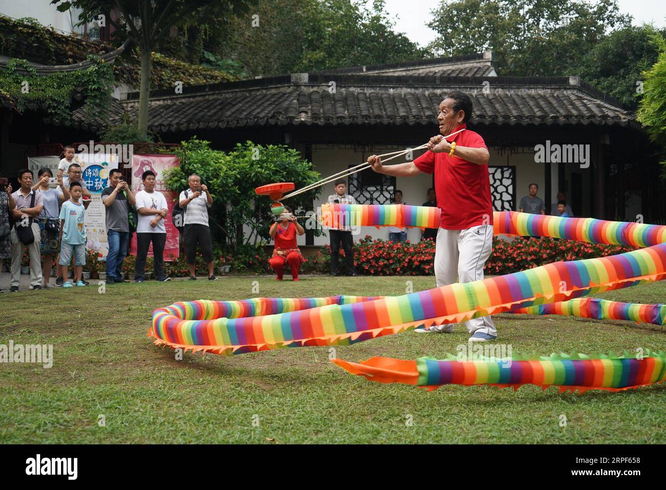 (190914) -- NANJING, 14 septembre 2019 -- un artiste interprète un diabolo au Musée folklorique de Nanjing à Nanjing, capitale de la province du Jiangsu de l est de la Chine, le 14 septembre 2019. Les habitants et les touristes ont visité le musée folklorique de Nanjing vendredi pour découvrir les coutumes folkloriques traditionnelles, comme un moyen de célébrer le festival de mi-automne.) CHINE-NANJING-MUSEUM-FESTIVAL DE MI-AUTOMNE (CN) JIXCHUNPENG PUBLICATIONXNOTXINXCHN Banque D'Images