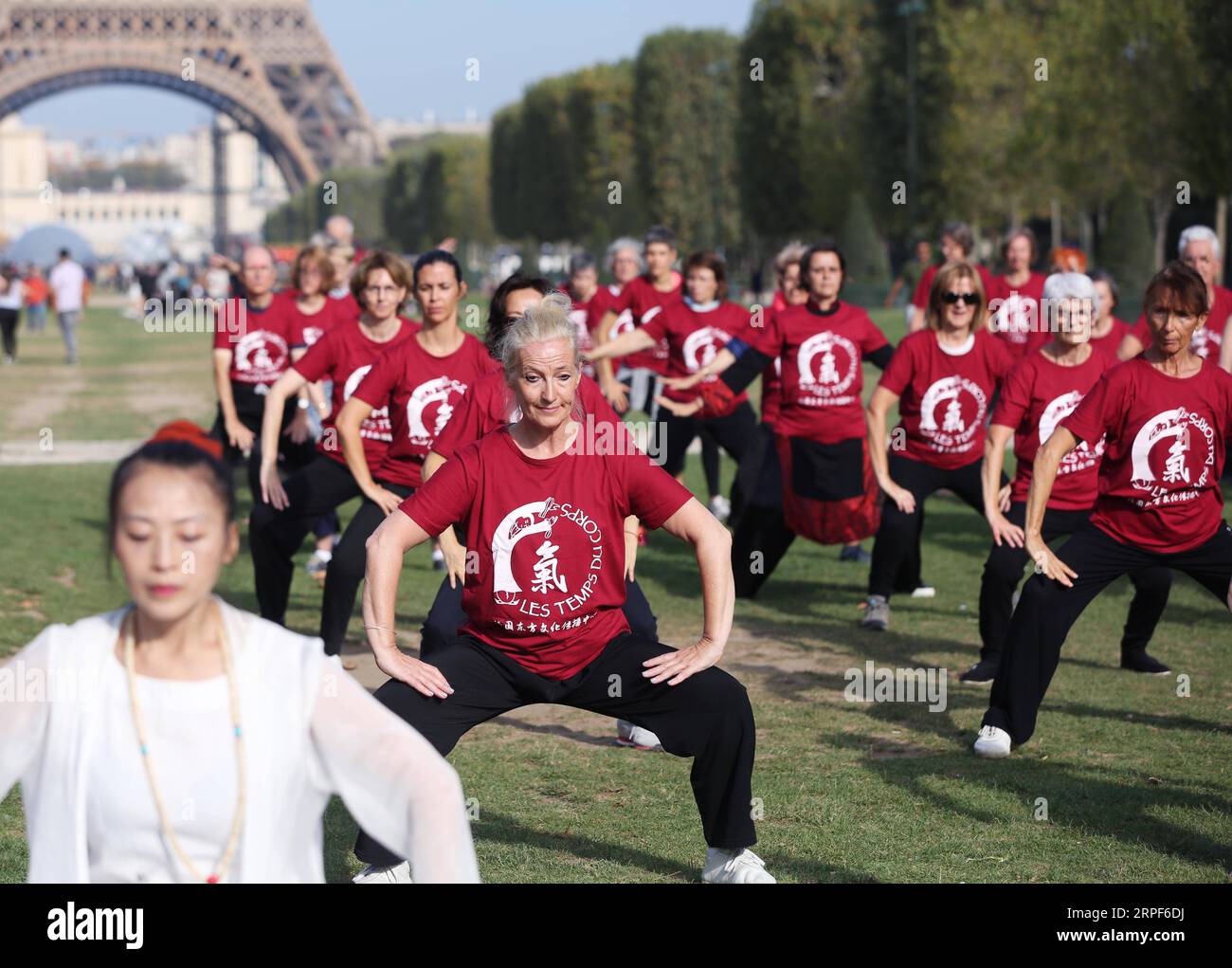 (190914) -- PARIS, 14 septembre 2019 -- les gens pratiquent le Qigong, une pratique traditionnelle chinoise pour cultiver et équilibrer l énergie intérieure du corps, au champs de Mars à Paris, France, le 14 septembre 2019.) FRANCE-PARIS-QIGONG-PRACTICE GaoxJing PUBLICATIONxNOTxINxCHN Banque D'Images
