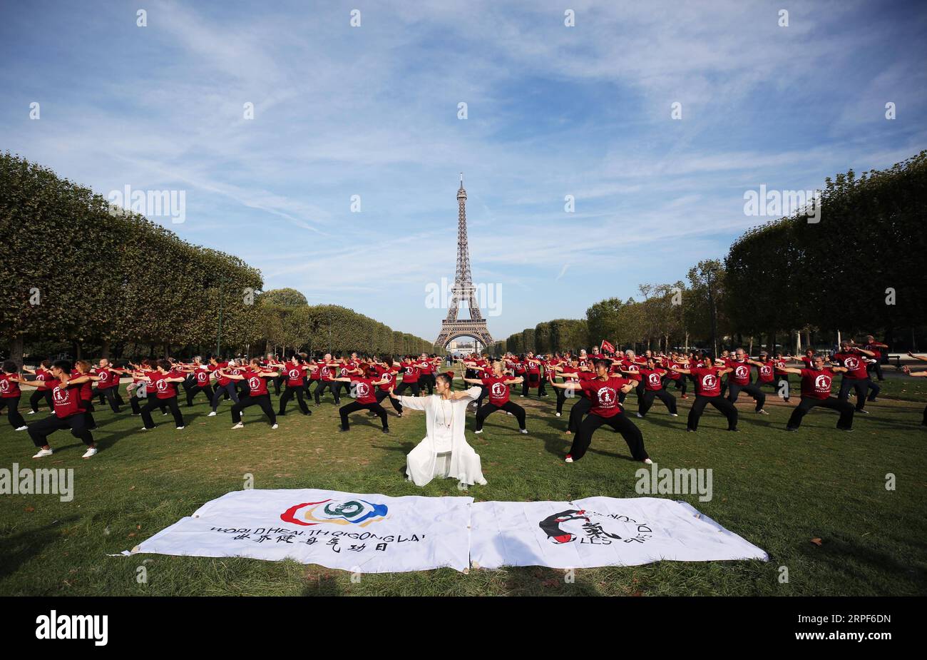 (190914) -- PARIS, 14 septembre 2019 -- les gens pratiquent le Qigong, une pratique traditionnelle chinoise pour cultiver et équilibrer l énergie intérieure du corps, au champs de Mars à Paris, France, le 14 septembre 2019.) FRANCE-PARIS-QIGONG-PRACTICE GaoxJing PUBLICATIONxNOTxINxCHN Banque D'Images