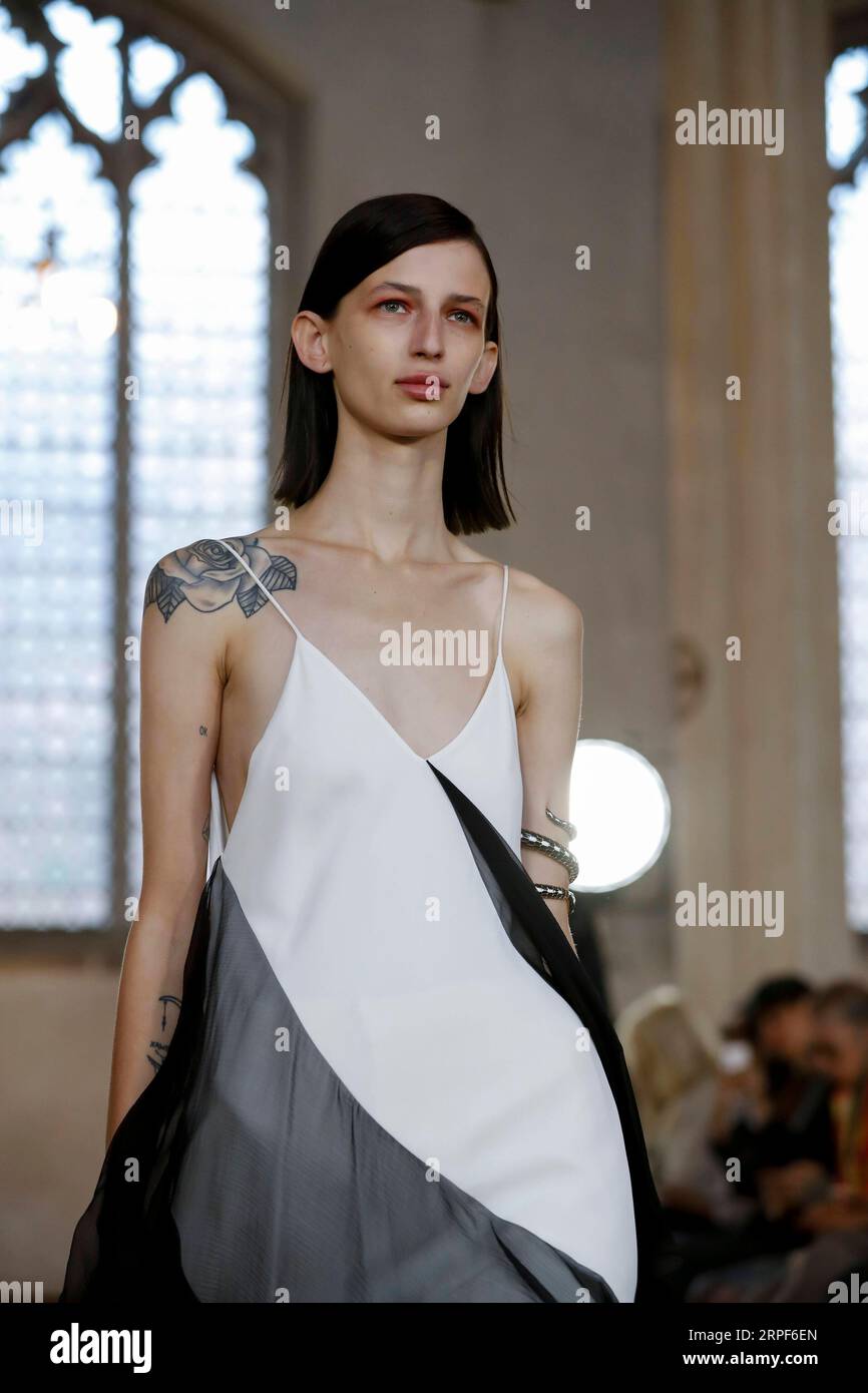 (190914) -- LONDRES, 14 septembre 2019 -- Un mannequin marche sur la piste au salon Sharon Wauchob pendant la London Fashion week à Londres, Grande-Bretagne, le 14 septembre 2019.) BRITAIN-LONDON-FASHION WEEK-SHARON WAUCHOB HANXYAN PUBLICATIONXNOTXINXCHN Banque D'Images