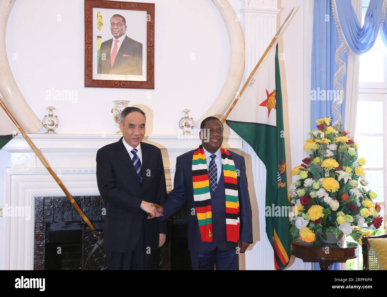 (190915) -- HARARE, 15 septembre 2019 -- Gu Shengzu (G), envoyé spécial du président chinois Xi Jinping, et également vice-président du Comité national de la Conférence consultative politique du peuple chinois, rencontre le président zimbabwéen Emmerson Mnangagwa à Harare, Zimbabwe, le 13 septembre 2019.) ZIMBABWE-HARARE-CHINA-GU SHENGZU-MEETING ZHANGXYULIANG PUBLICATIONXNOTXINXCHN Banque D'Images