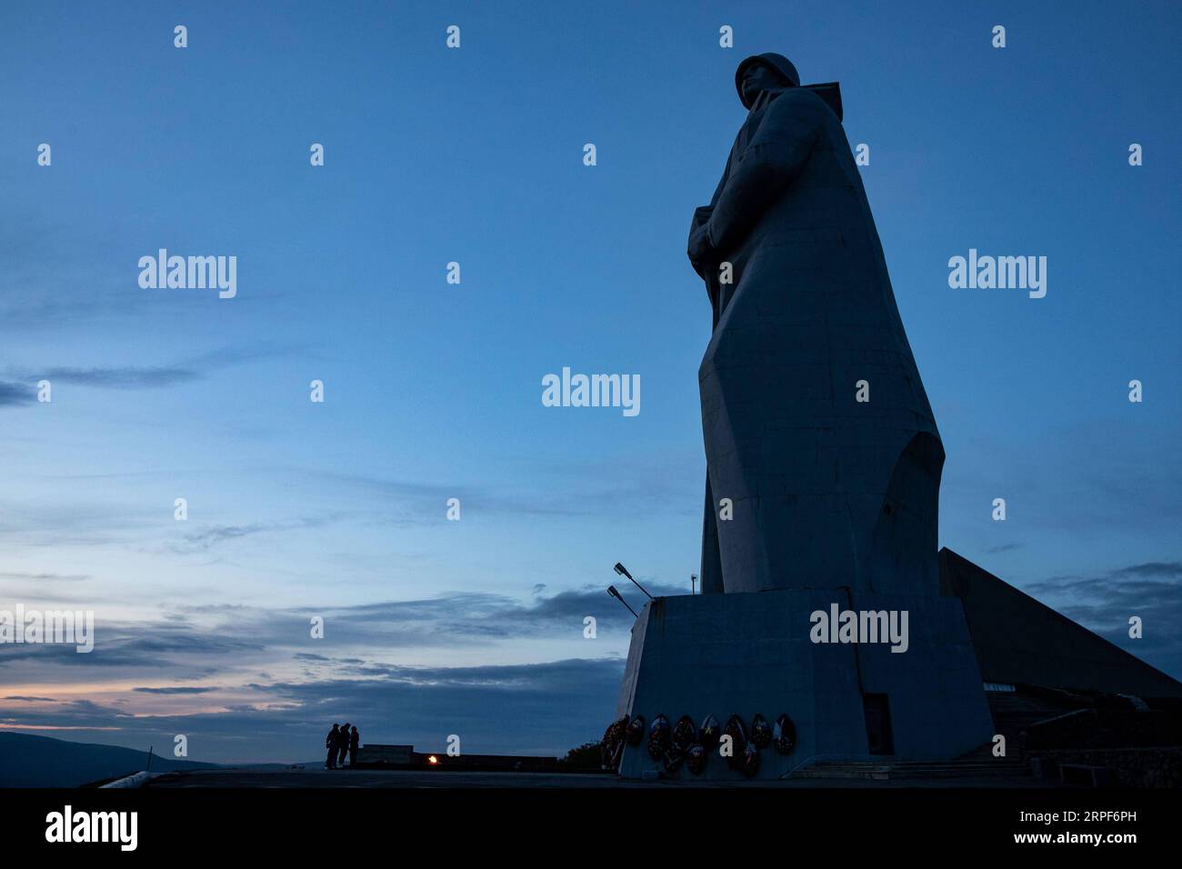 (190915) -- MOURMANSK, 15 septembre 2019 -- la photo prise le 12 septembre 2019 montre le Monument des défenseurs de l'Arctique soviétique pendant la Grande Guerre patriotique, également connu sous le nom d'Alyosha, dans la ville portuaire du cercle arctique de Mourmansk, en Russie.) RUSSIE-MOURMANSK-PAYSAGE BaixXueqi PUBLICATIONxNOTxINxCHN Banque D'Images