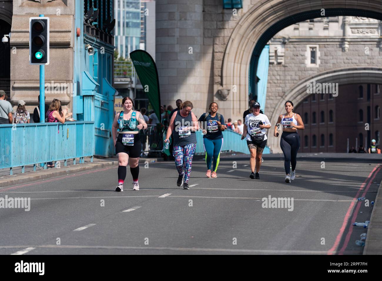 Les participants lents en compétition dans le Big Half, semi-marathon organisé par London Marathon Events, traversant Tower Bridge. Parmi les derniers coureurs amusants Banque D'Images