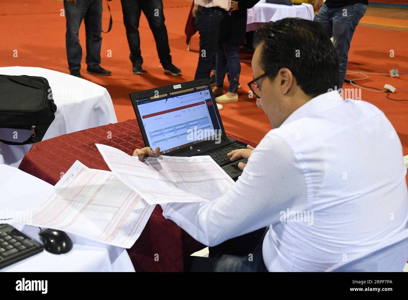 (190916) -- TUNIS, 16 septembre 2019 (Xinhua) -- Un membre du personnel de la haute Autorité électorale indépendante (ISIE) compte les votes de l'élection présidentielle au centre de dépouillement de Tunis, Tunisie, le 16 septembre 2019. Le taux de participation au premier tour des élections présidentielles en Tunisie a atteint 45,02%, a annoncé dimanche soir Nabil Bafoun, président de la haute Autorité électorale indépendante (ISIE). Selon l’ISIE, les résultats préliminaires de l’élection seront annoncés le 17 septembre. Les Tunisiens ont voté pour un nouveau président pour succéder à l'ancien président Beji CAID es Banque D'Images