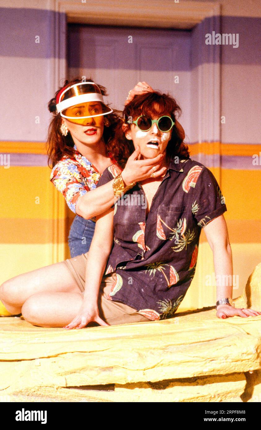 de gauche à droite : Charon Bourke (Shelley), Zaro Weil (Candy) dans CANDY & SHELLEY GO TO THE DESERT de Paula Cizmar au Old Red Lion Theatre, Londres 1986 design : Antony Ward éclairage : Andy Wilson réalisateur : Terry Johnson Banque D'Images