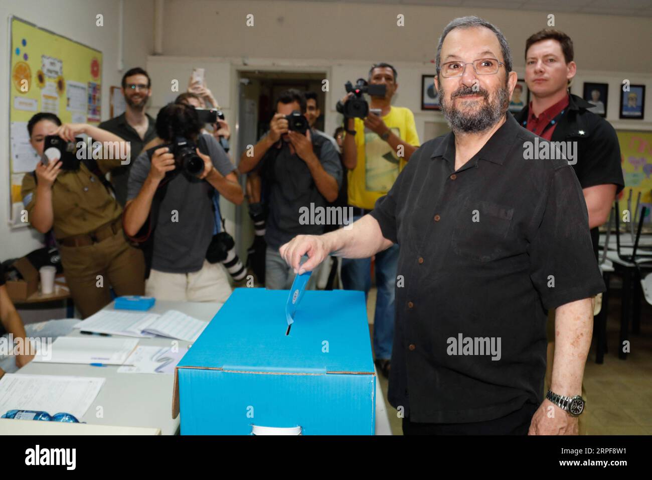 (190917) -- JÉRUSALEM, 17 septembre 2019 (Xinhua) -- l'ancien Premier ministre israélien Ehud Barak jette son bulletin de vote dans un bureau de vote à tel Aviv, Israël, le 17 septembre 2019. Les deuxièmes élections législatives israéliennes en cinq mois sont en cours mardi et décideront si le Premier ministre le plus ancien du pays, Benjamin Netanyahu, pourrait rester au pouvoir. (Gideon Markowicz/JINI/document via Xinhua) MIDEAST-ISRAËL-DEUXIÈMES ÉLECTIONS PARLEMENTAIRES PUBLICATIONxNOTxINxCHN Banque D'Images (190917) -- JÉRUSALEM, 17 septembre 2019 (Xinhua) -- l'ancien Premier ministre israélien Ehud Barak jette son bulletin de vote dans un bureau de vote à tel Aviv, Israël, le 17 septembre 2019. Les deuxièmes élections législatives israéliennes en cinq mois sont en cours mardi et décideront si le Premier ministre le plus ancien du pays, Benjamin Netanyahu, pourrait rester au pouvoir. (Gideon Markowicz/JINI/document via Xinhua) MIDEAST-ISRAËL-DEUXIÈMES ÉLECTIONS PARLEMENTAIRES PUBLICATIONxNOTxINxCHN Banque D'Images