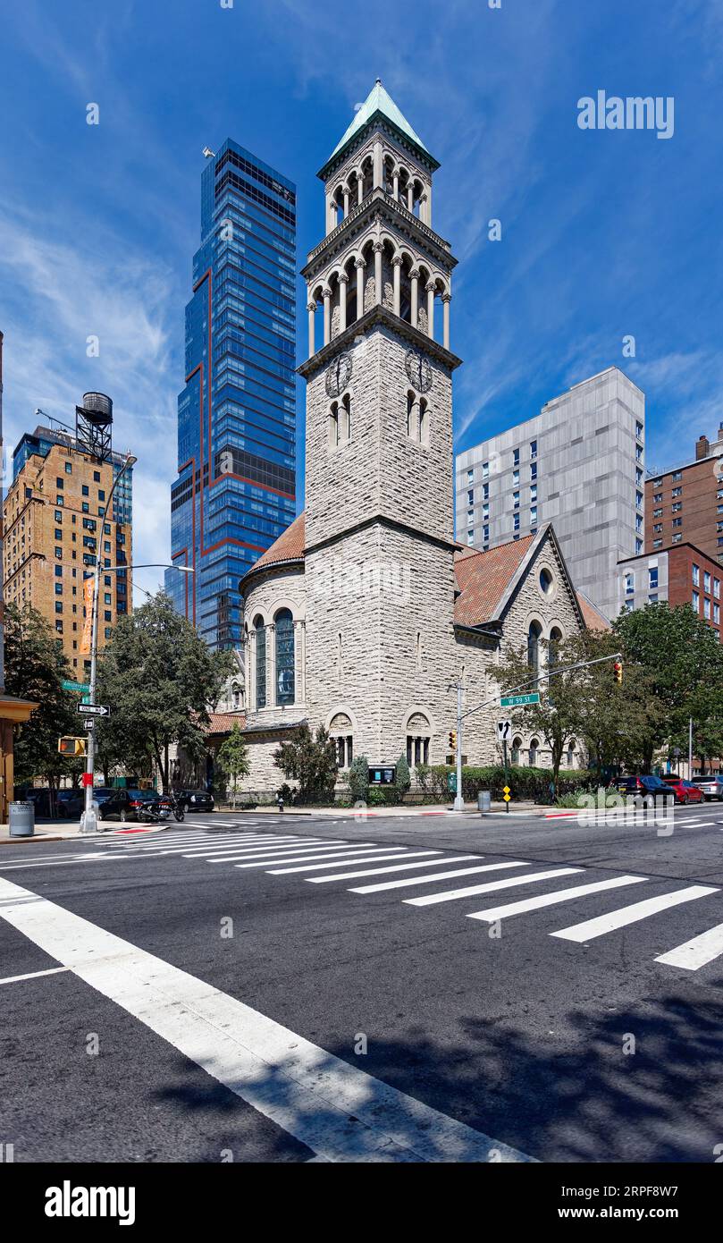 Upper West Side : St. L'église épiscopale de Michael, le presbytère et la maison paroissiale sont des monuments de New York ; l'église a été achevée en 1891. Banque D'Images