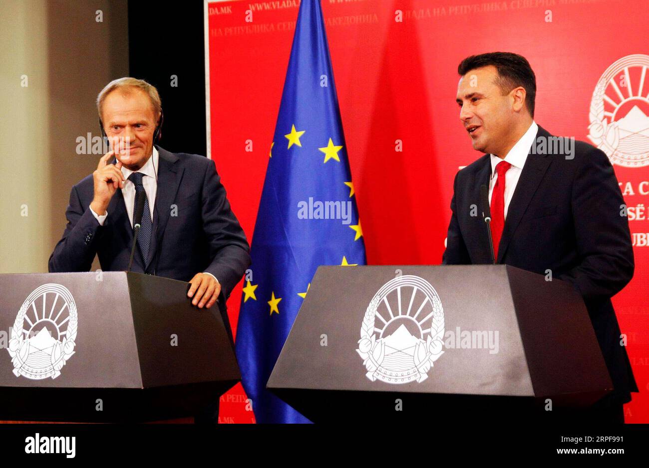 (190917) -- SKOPJE, le 17 septembre 2019 -- le Premier ministre de Macédoine du Nord, Zoran Zaev (à droite) et le président du Conseil européen, Donald Tusk, assistent à une conférence de presse à Skopje, Macédoine du Nord, le 17 septembre 2019. La Macédoine du Nord a fait ses devoirs et maintenant il est temps pour l'Union européenne (UE) de terminer sa partie du travail sur la candidature du pays à l'adhésion à l'UE, a déclaré Tusk ici mardi. (Photo de Darko Duridanski/Xinhua) MACÉDOINE DU NORD-SKOPJE-PM-eu-TUSK-MEETING ZhangxLiyun PUBLICATIONxNOTxINxCHN Banque D'Images