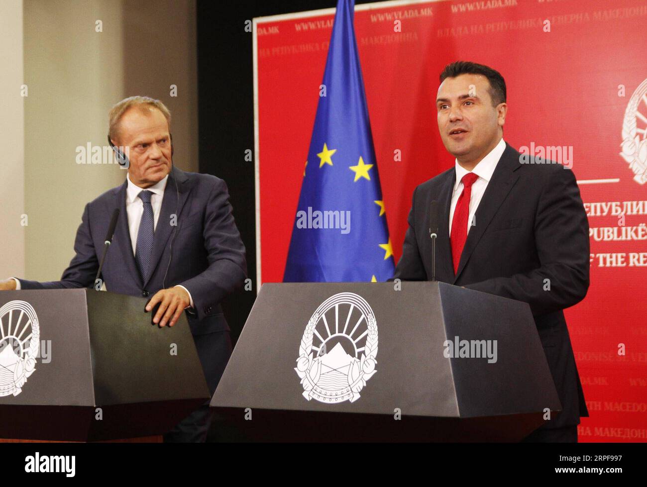 (190917) -- SKOPJE, le 17 septembre 2019 -- le Premier ministre de Macédoine du Nord, Zoran Zaev (à droite) et le président du Conseil européen, Donald Tusk, assistent à une conférence de presse à Skopje, Macédoine du Nord, le 17 septembre 2019. La Macédoine du Nord a fait ses devoirs et maintenant il est temps pour l'Union européenne (UE) de terminer sa partie du travail sur la candidature du pays à l'adhésion à l'UE, a déclaré Tusk ici mardi. (Photo de Darko Duridanski/Xinhua) MACÉDOINE DU NORD-SKOPJE-PM-eu-TUSK-MEETING ZhangxLiyun PUBLICATIONxNOTxINxCHN Banque D'Images