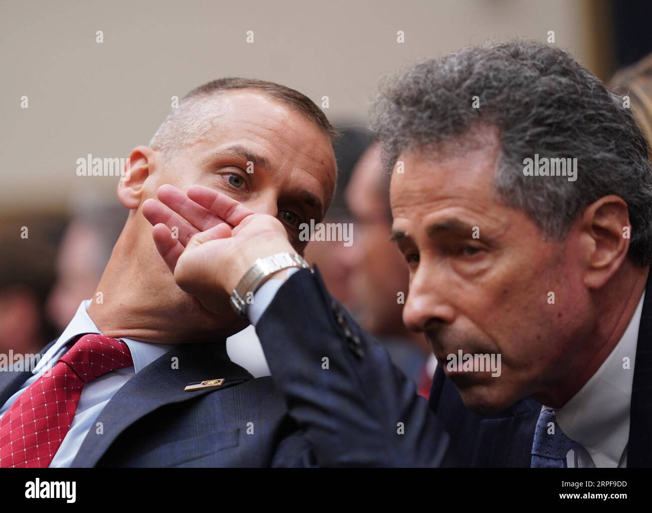(190917) -- WASHINGTON, 17 septembre 2019 -- Corey Lewandowski (à gauche), ancien directeur de campagne du président américain Donald Trump, témoigne devant le Comité judiciaire de la Chambre des États-Unis sur Capitol Hill à Washington D.C., aux États-Unis, le 17 septembre 2019. Corey Lewandowski a montré une attitude peu coopérative mardi lors d'une audience du Congrès sur une prétendue obstruction présidentielle à la justice et abus de pouvoir. U.S.-WASHINGTON D.C.-COREY LEWANDOWSKI-HEARING LIUXJIE PUBLICATIONXNOTXINXCHN Banque D'Images