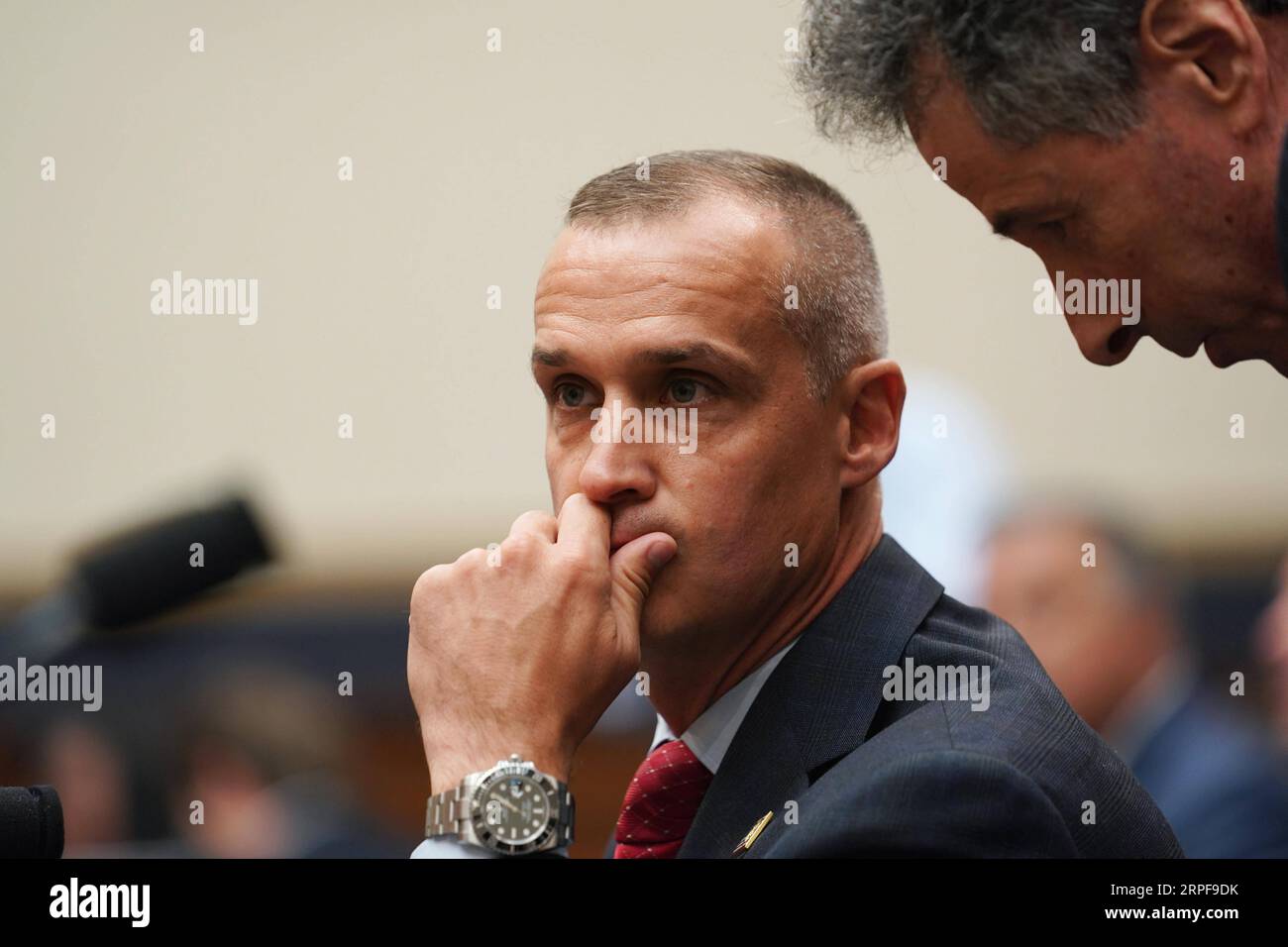 (190917) -- WASHINGTON, 17 septembre 2019 -- Corey Lewandowski (à gauche), ancien directeur de campagne du président américain Donald Trump, témoigne devant le Comité judiciaire de la Chambre des États-Unis sur Capitol Hill à Washington D.C., aux États-Unis, le 17 septembre 2019. Corey Lewandowski a montré une attitude peu coopérative mardi lors d'une audience du Congrès sur une prétendue obstruction présidentielle à la justice et abus de pouvoir. U.S.-WASHINGTON D.C.-COREY LEWANDOWSKI-HEARING LIUXJIE PUBLICATIONXNOTXINXCHN Banque D'Images