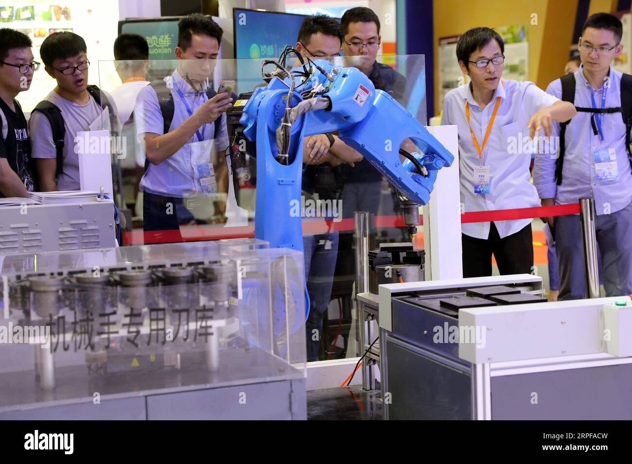 (190918) -- SHANGHAI, 18 septembre 2019 -- un exposant de l'Université de Shanghai pour la science et la technologie (2e R) présente un bras mécanique auto-adaptatif à la 21e Foire internationale de l'industrie de la Chine (CIIF) dans l'est de la Chine Shanghai, le 18 septembre 2019. Couvrant une superficie totale d'exposition de 280 000 mètres carrés, CIIF a attiré cette année plus de 2 600 exposants, avec 4 043 stands pour les organisations d'outre-mer. L'événement de cinq jours devrait recevoir plus de 170 000 visiteurs. ) (SCI-TECH)CHINA-SHANGHAI-CIIF-UNIVERSITY-SCIENTIFIC ACHIEVEMENT (CN) LIUXYING PUBLICATIONXNOTXINXCHN Banque D'Images