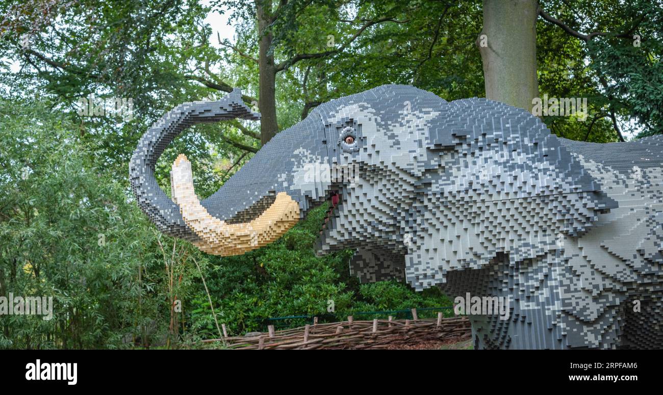 Zoo Planckendael, Malines, Belgique - 29 août 2023 : Safari en briques et Animal Expo construits avec des briques Lego. Vue latérale de l'éléphant d'Afrique. Banque D'Images
