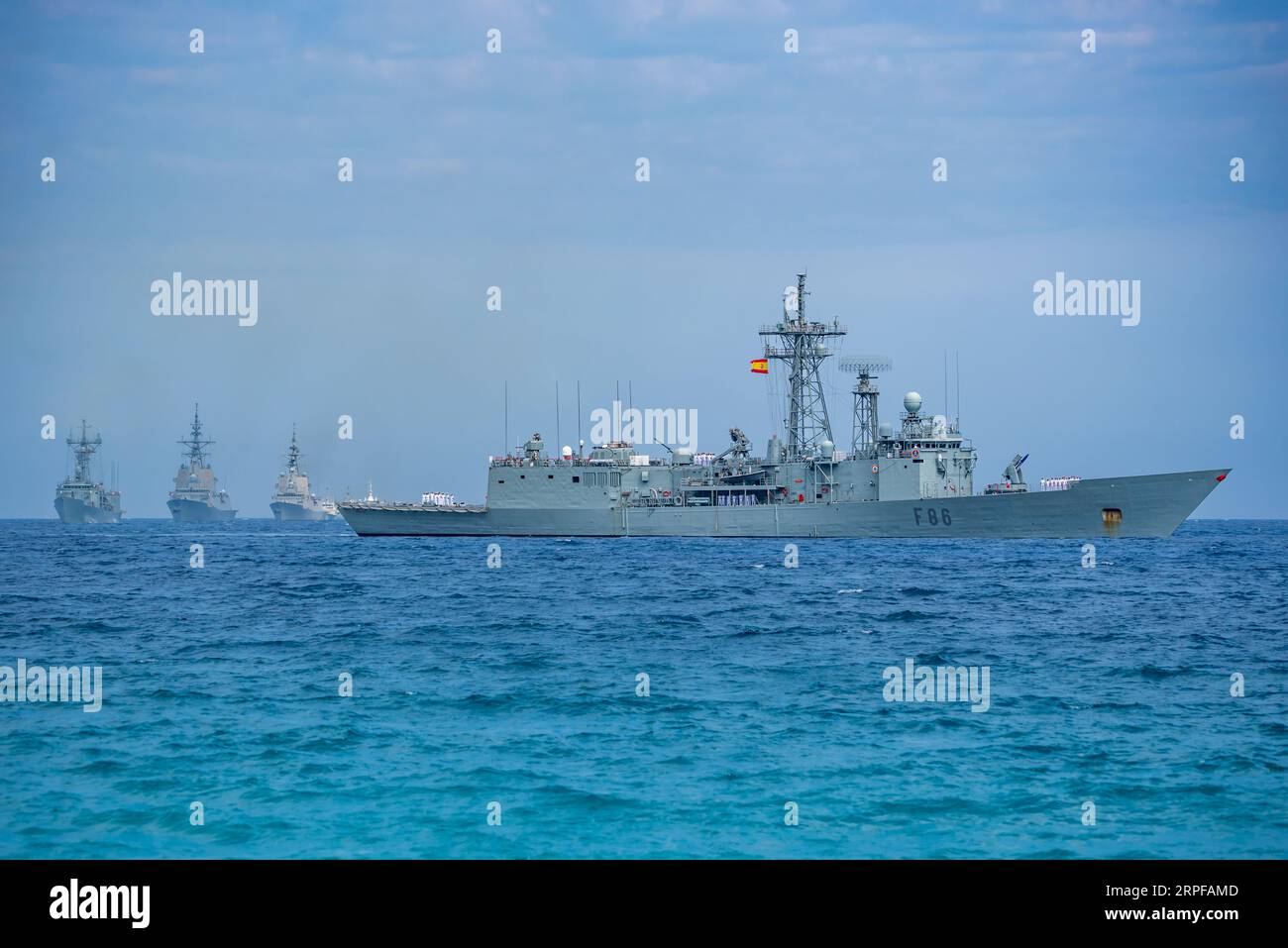 Frégate de classe Santa Maria, F 86 Canarias de la marine espagnole, défilant au large de Motril pour la Journée des forces armées. Banque D'Images