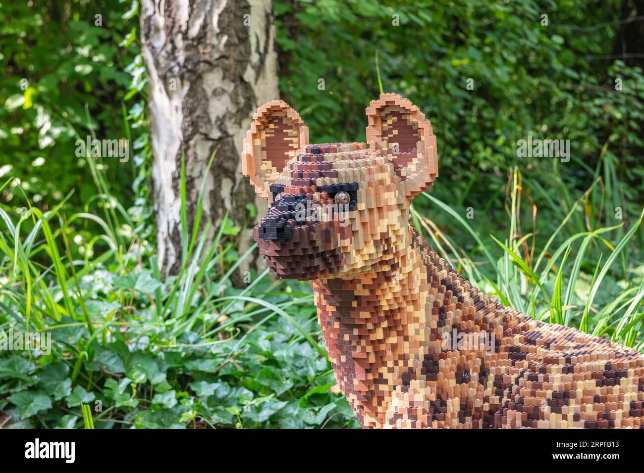 Zoo Planckendael, Malines, Belgique - 29 août 2023 : Safari en briques et Animal Expo construits avec des briques Lego. Hyena repéré. Banque D'Images