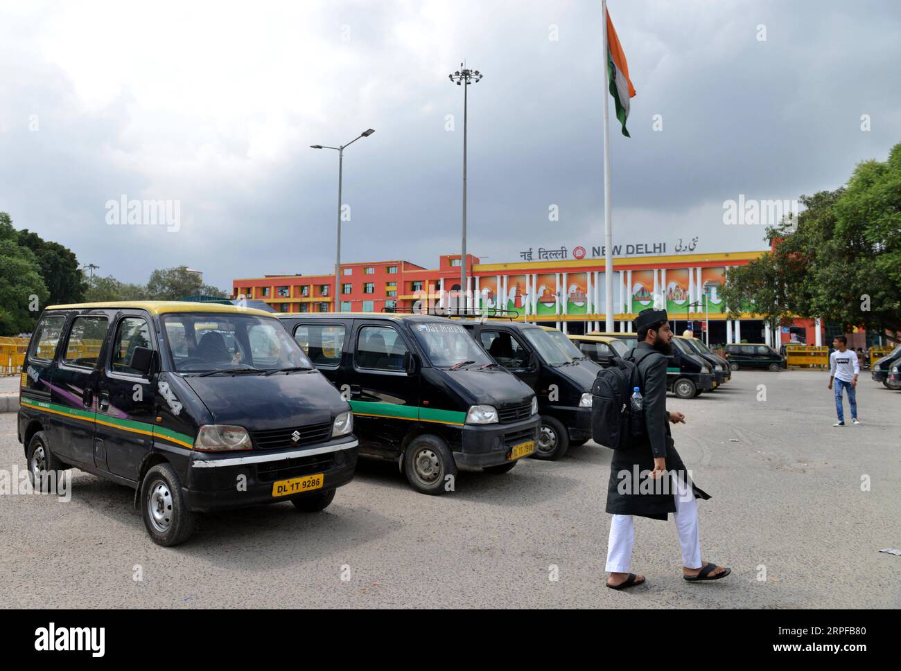 190919 -- NEW DELHI, le 19 septembre 2019 -- des passagers des chemins de fer sont vus sur le chemin lors d'une grève des transports publics devant la gare de New Delhi à New Delhi, en Inde, le 19 septembre 2019. Les propriétaires de véhicules commerciaux privés sont en grève d’une journée dans la capitale indienne jeudi pour protester contre la récente hausse abrupte du montant des amendes infligées par le gouvernement central dans les infractions routières. Photo Partha Sarkar/Xinhua INDIA-NEW DELHI-TRANSPORT-STRIKE ZhangxNaijie PUBLICATIONxNOTxINxCHN Banque D'Images