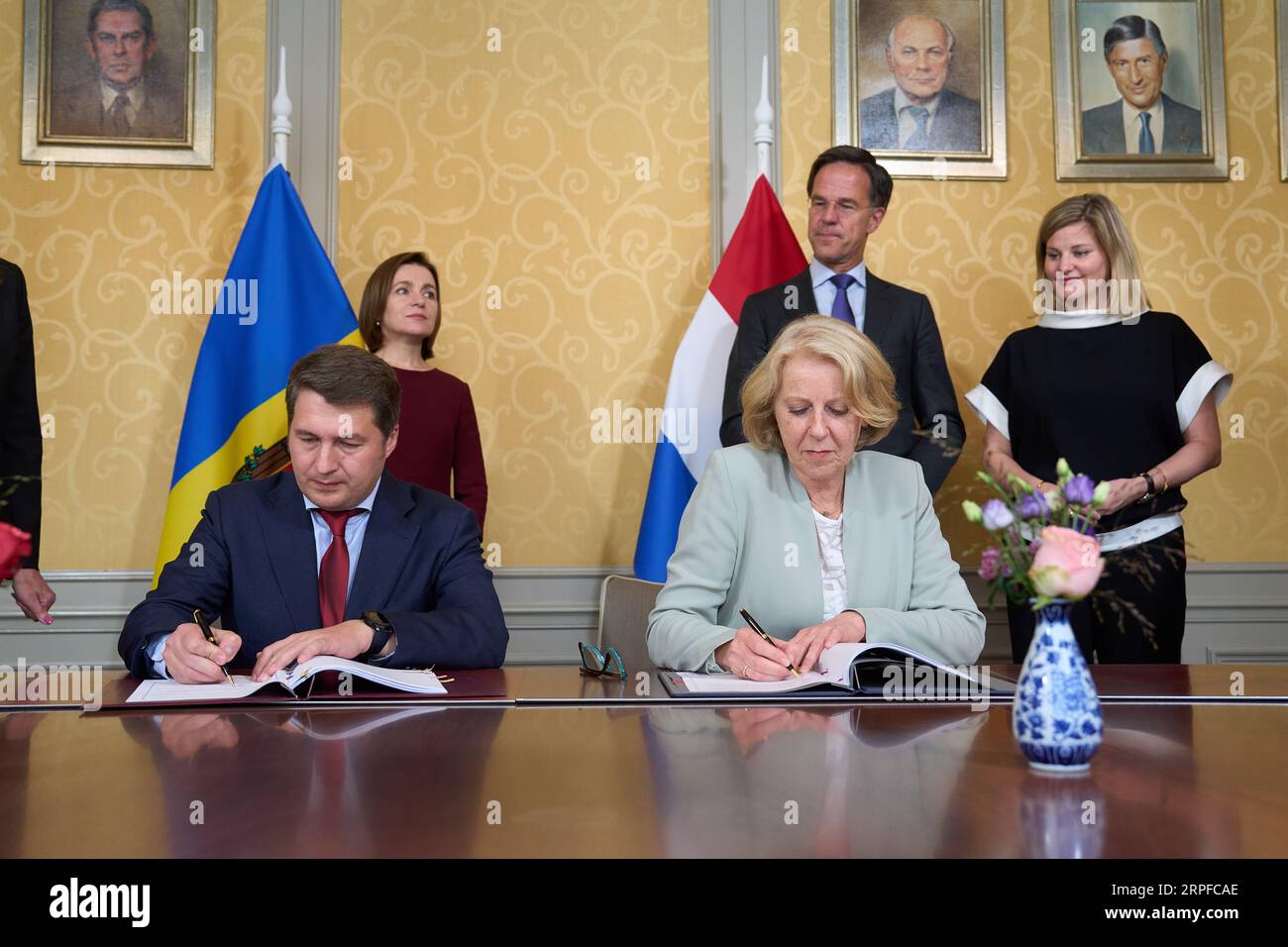 LA HAYE - le Premier ministre sortant Mark Rutte reçoit le président Sandu au ministère des Affaires générales. Au cours de la réunion, ils discuteront, entre autres, de la guerre en Ukraine et de l'adhésion moldave à l'UE. ANP PHIL NIJHUIS netherlands Out - belgique Out Banque D'Images