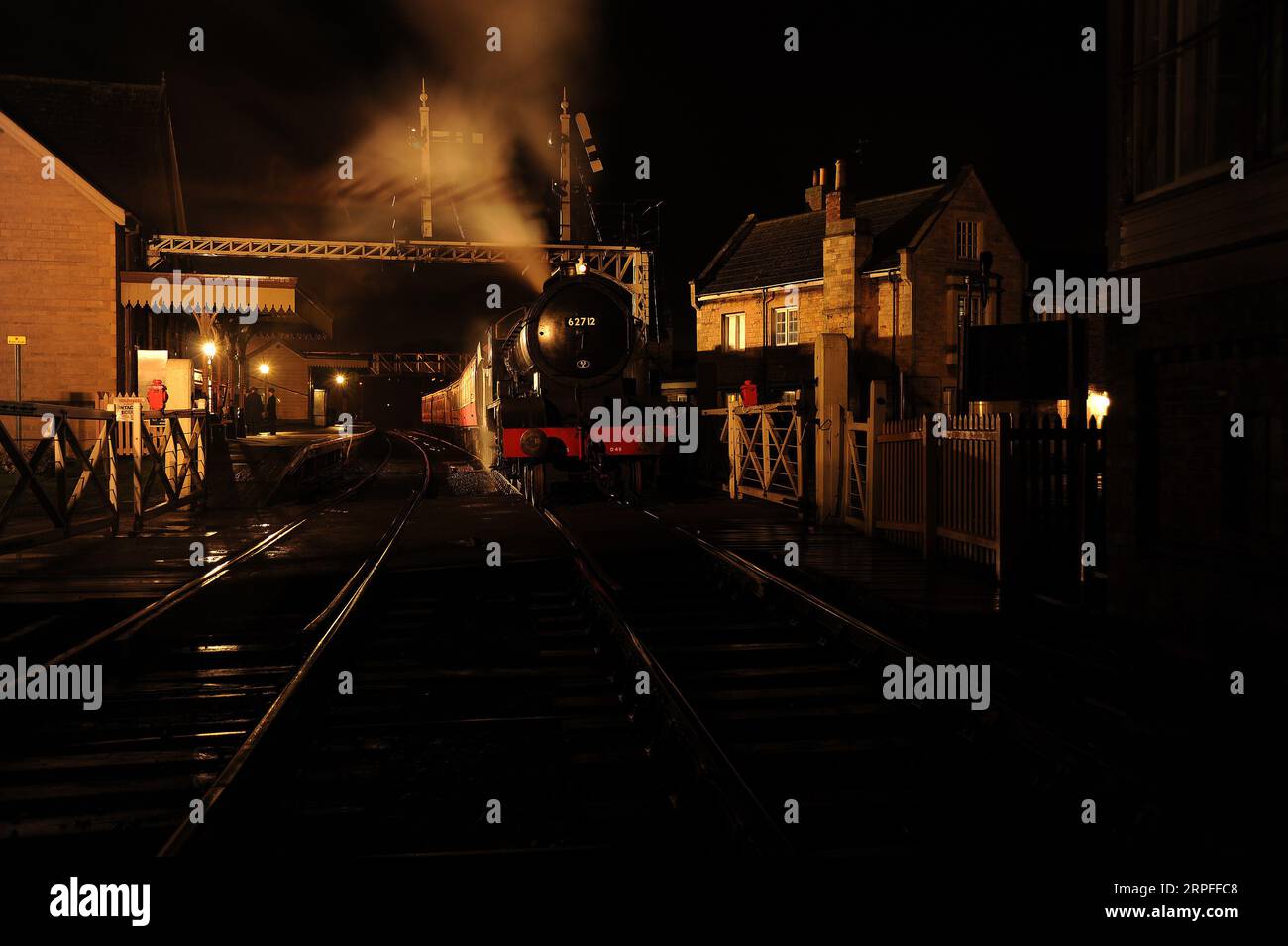 'Morayshire' avec un train de nuit en direction de l'est à la gare de Wansford. Banque D'Images